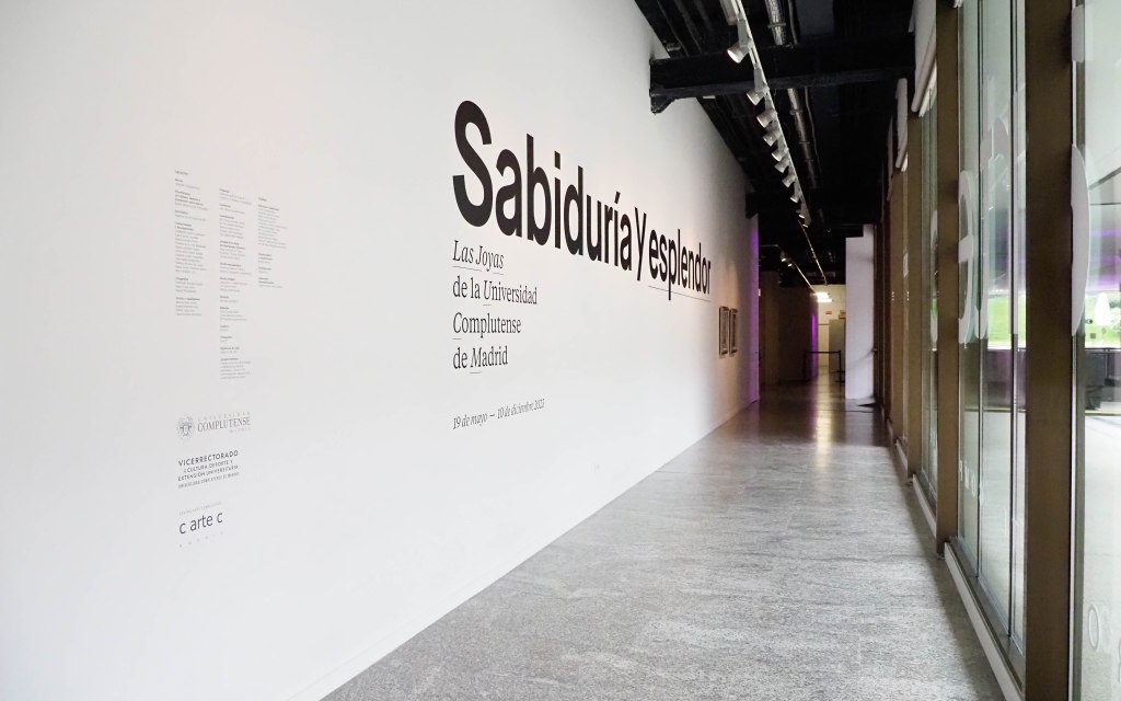 Vista de la entrada a la exposición Sabiduría y Explendor.